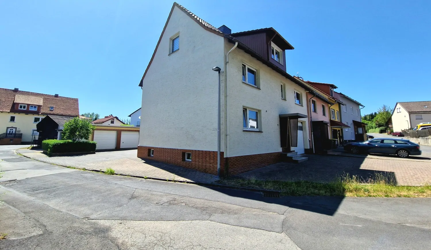 Seitenansicht mit Vorplatz