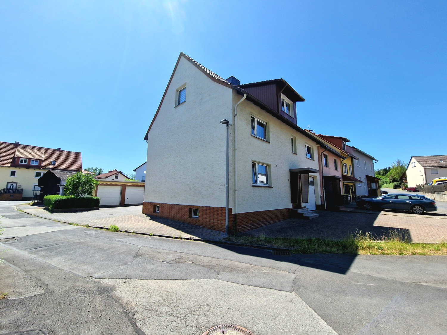 Seitenansicht mit Vorplatz