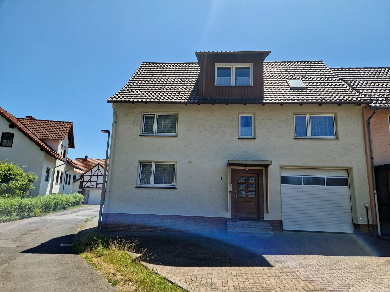 Attractive detached house with plenty of space and 3 garages in Hessisch Lichtenau OT