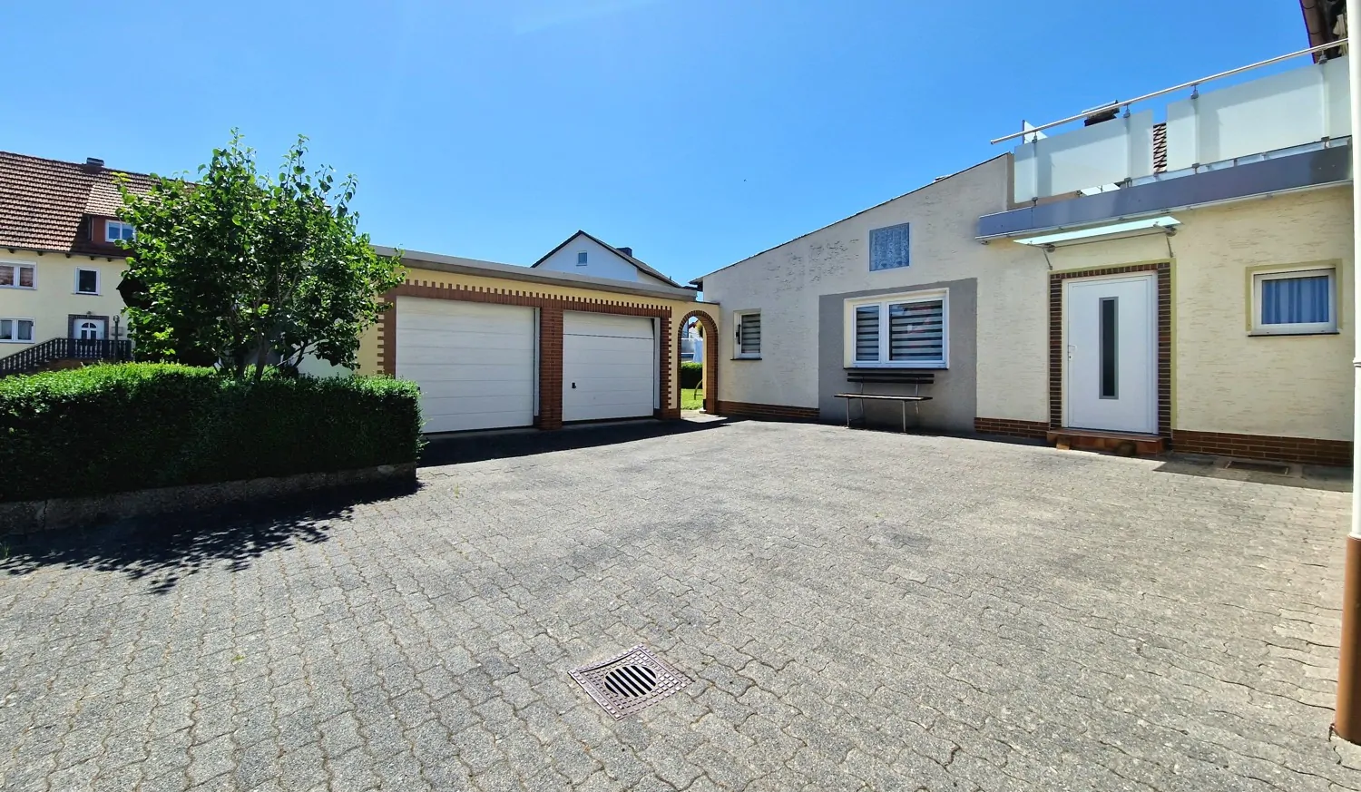 Hof mit Doppelgarage