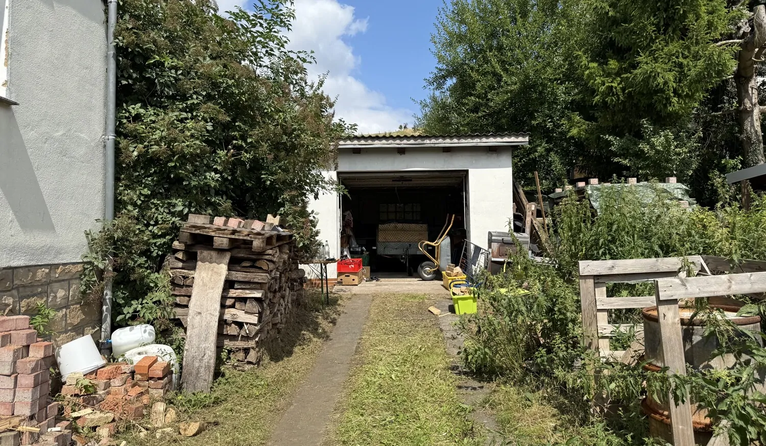 Auffahrt mit Garage