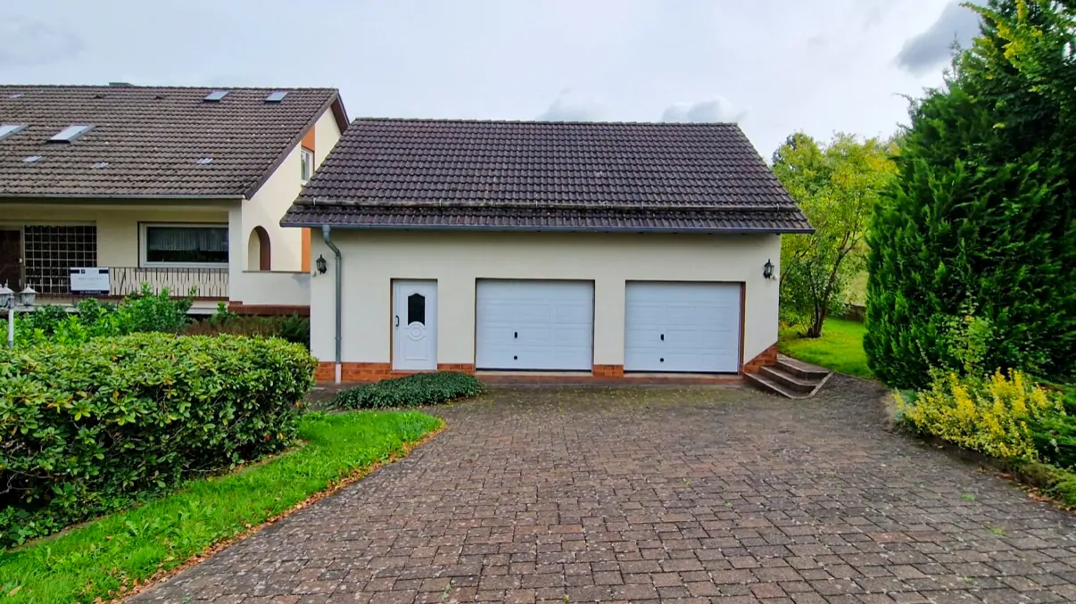 Garage mit Einfahrt