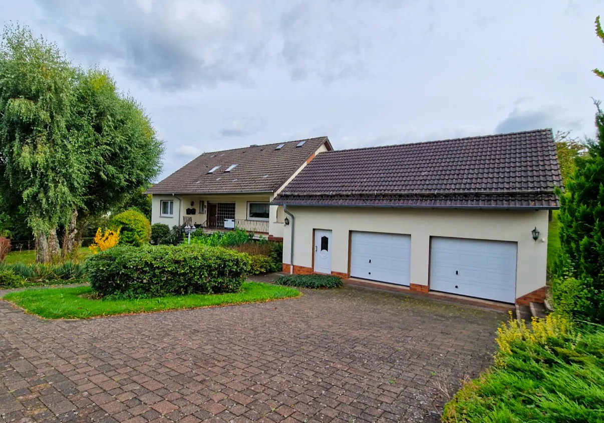 Single/two-family house with spacious garage and suitable plot of land