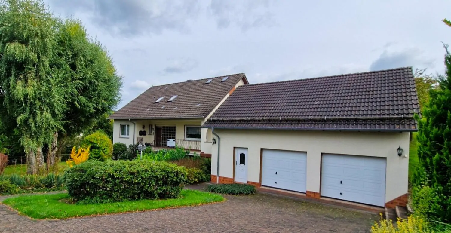 Ein-/Zweifamilienhaus mit großzügiger Garage und passendem Grundstück