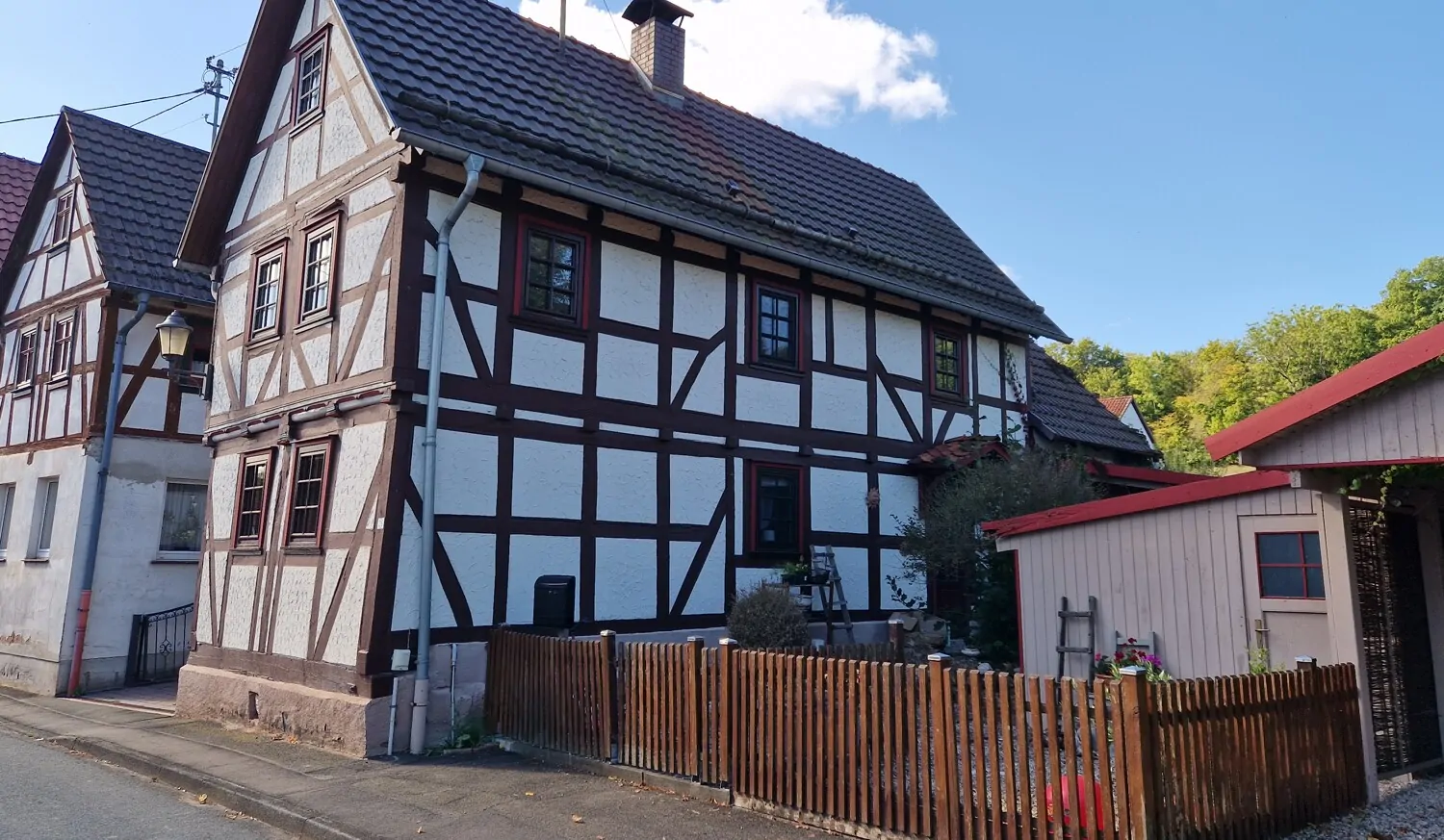 Straßenansicht mit Nebengebäude