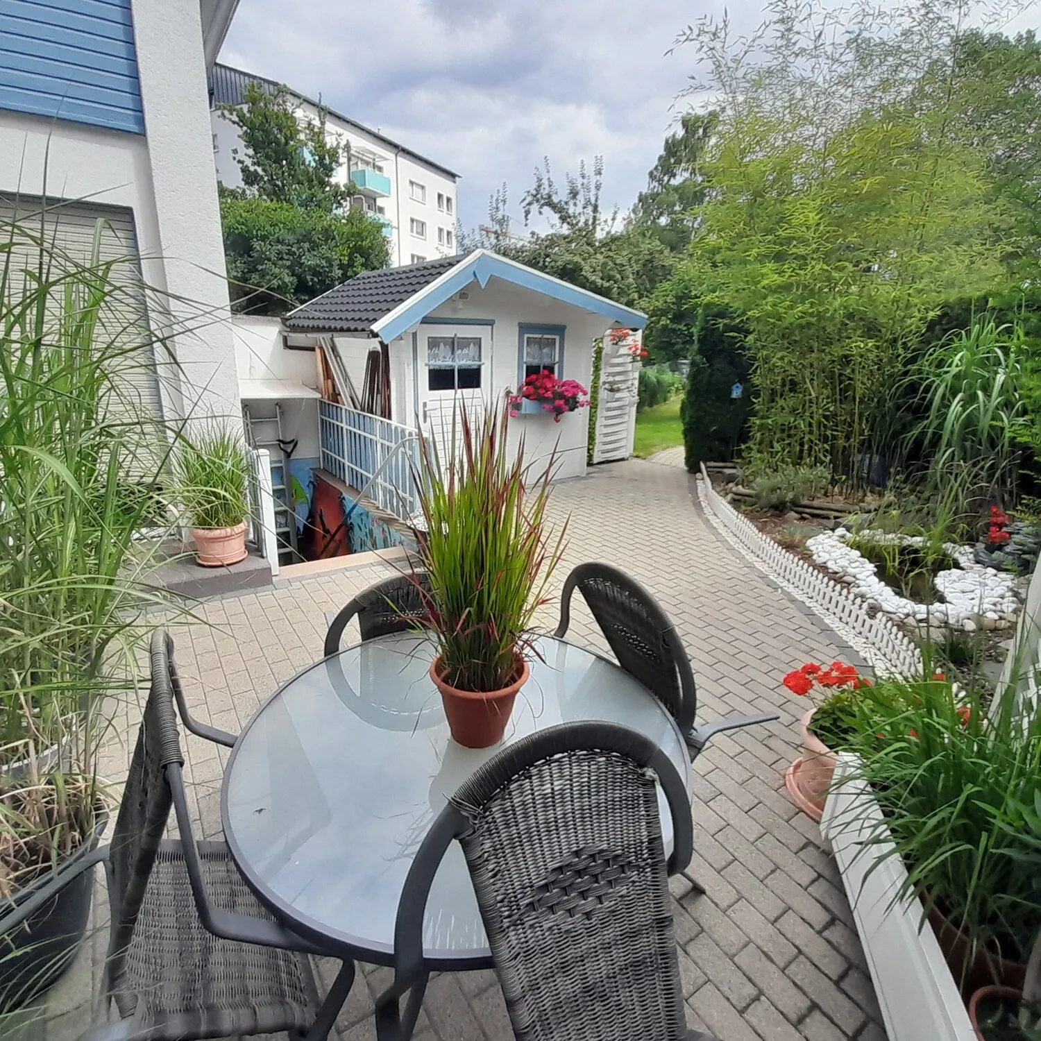 Idyllische Ruheplatz mit Gartenhaus