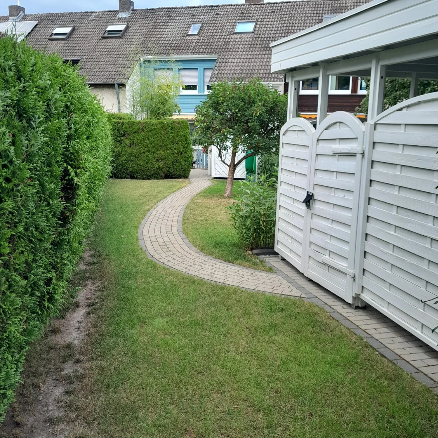 Gartenweg vom Carport zur Terrasse