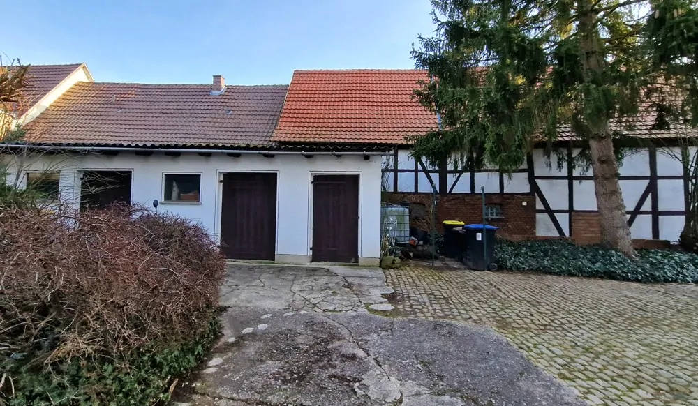 Hof mit Nebengebäuden