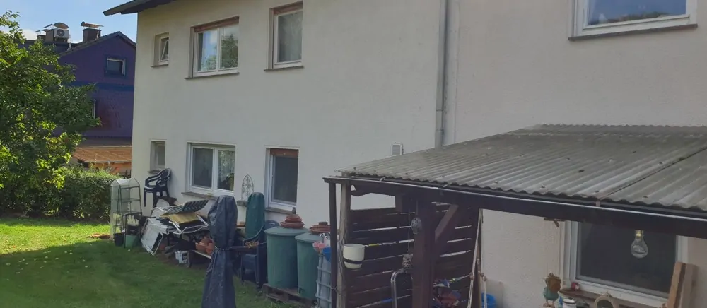 Rückseite mit Terrasse