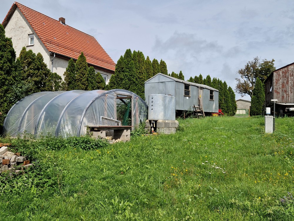 Gemüsetunnel und Bauwagen