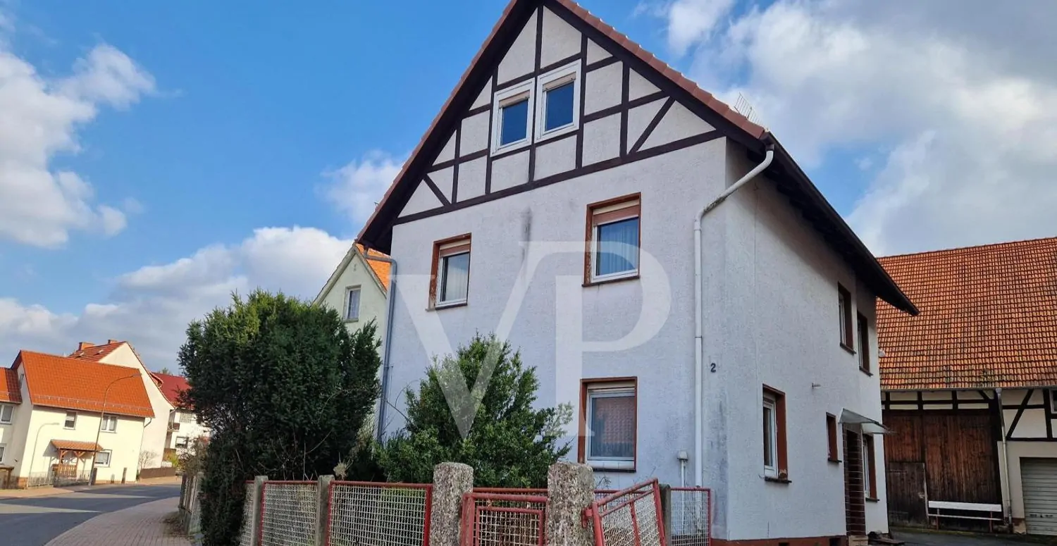 Einfamilienhaus mit großer Scheune und Garten mit Obstbaumbestand