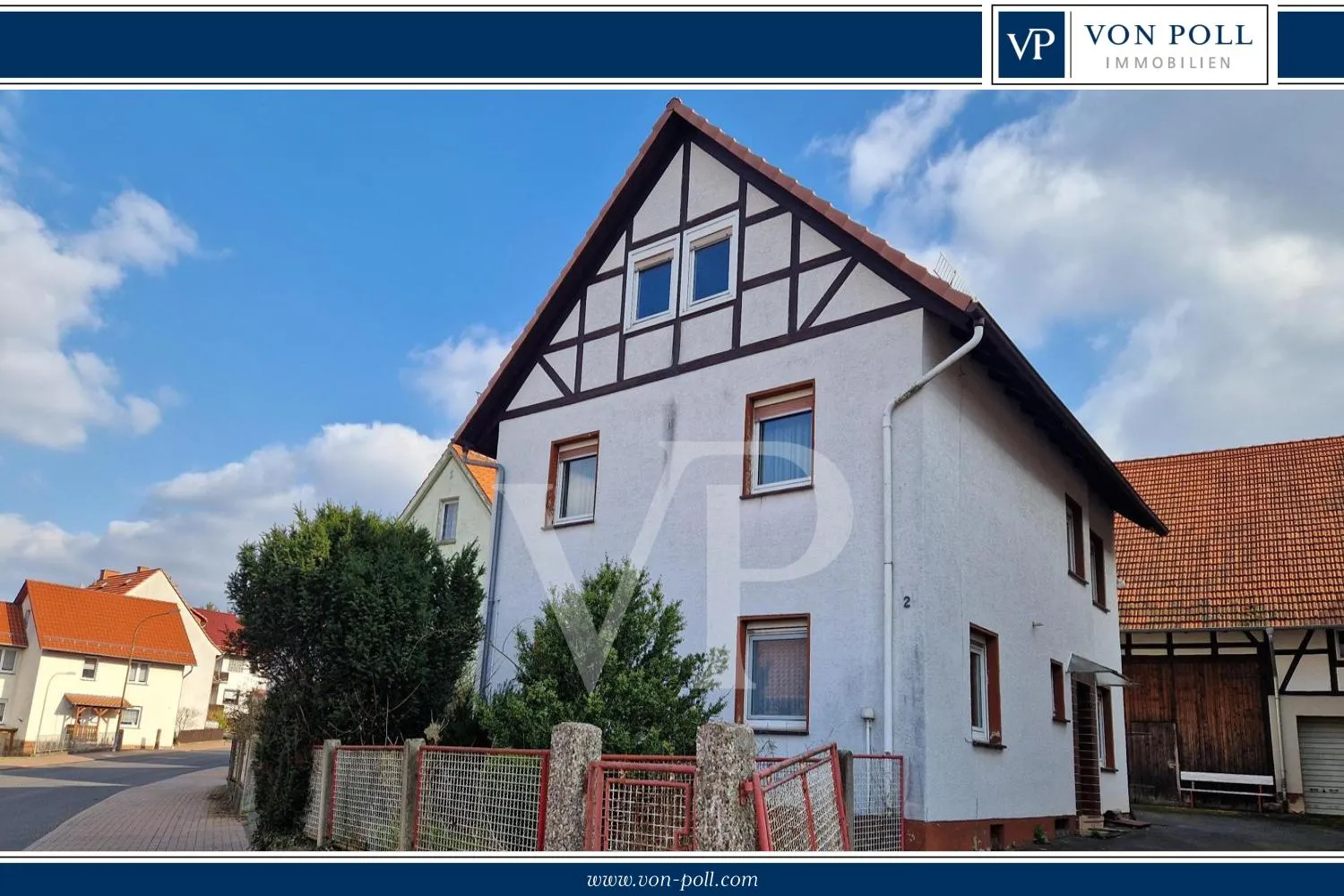 Einfamilienhaus mit großer Scheune und Garten mit Obstbaumbestand