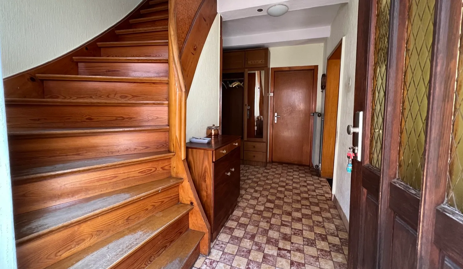 Eingang mit Treppenhaus