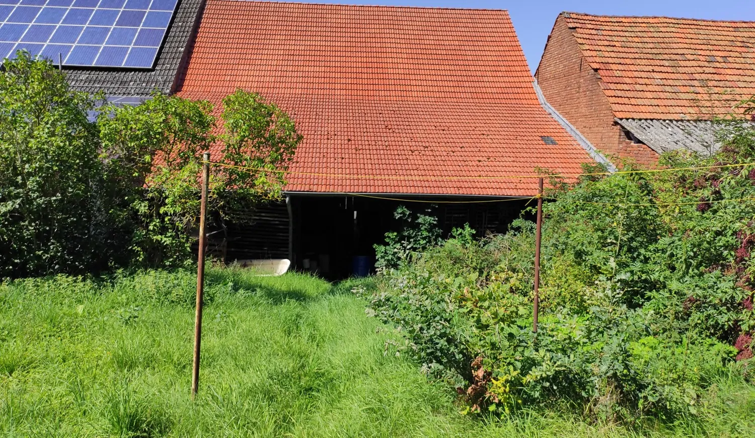 Garten mit Scheunendach