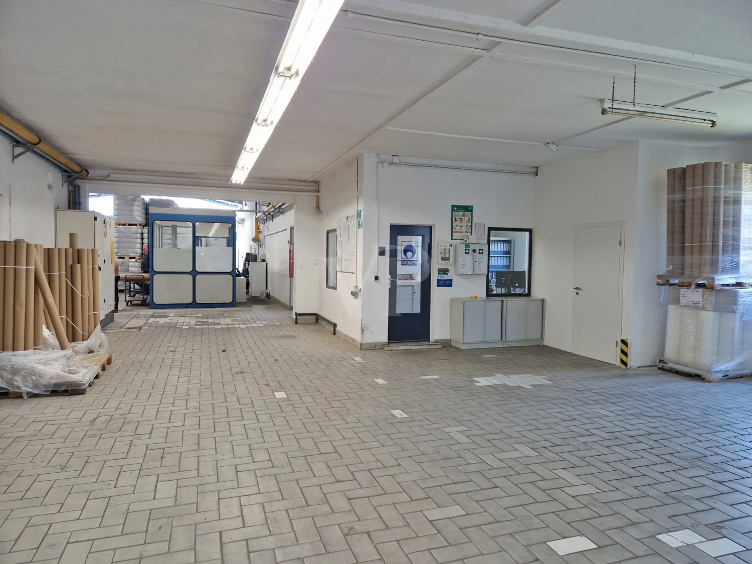 Hallenbüro