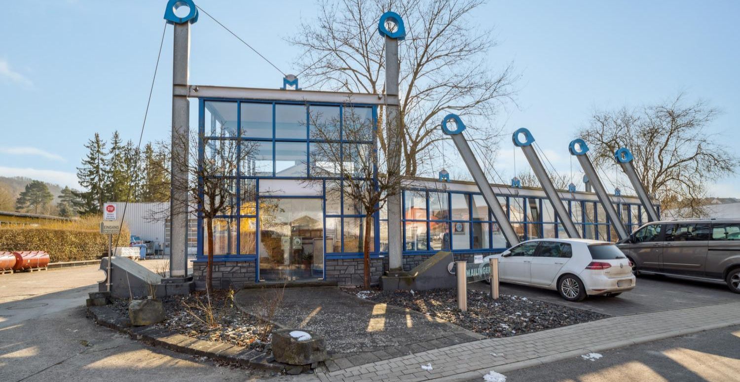 Industriehalle mit Freifläche in verkehrsgünstiger Lage – Raum für Ihre geschäftlichen Visionen