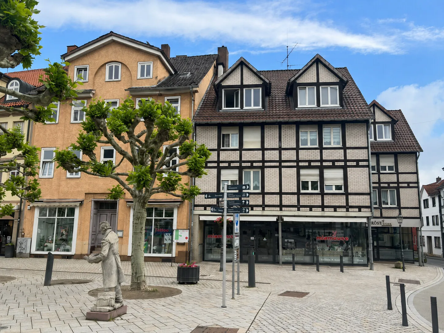 Mehrfamilienhaus mit drei Balkonen und zwei Ladeneinheiten als Renditeobjekt