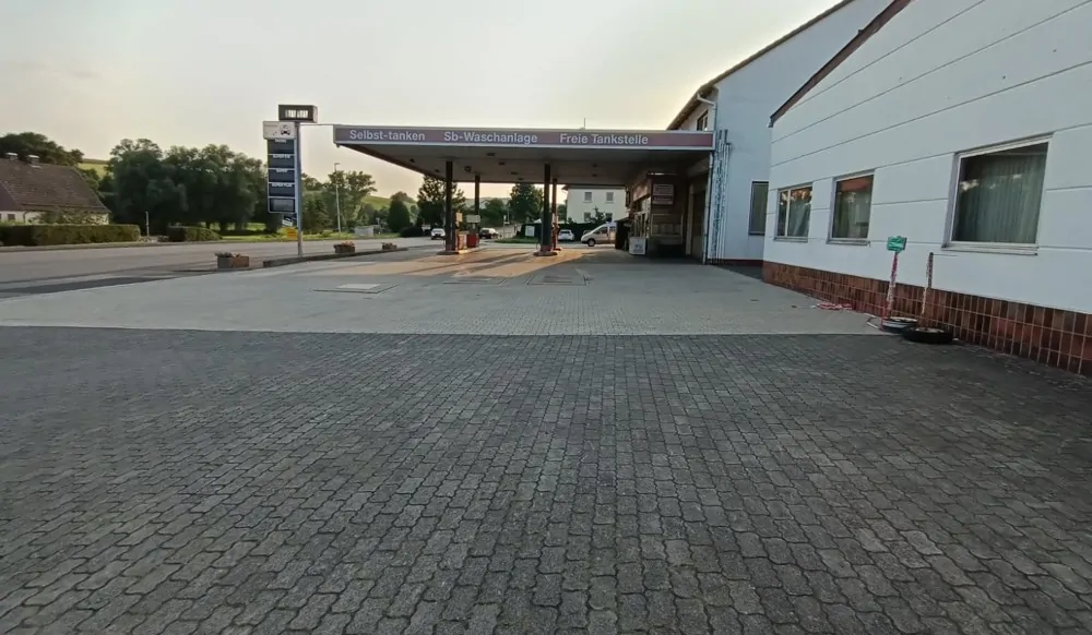 Tankstelle-Außenansicht-rechts-