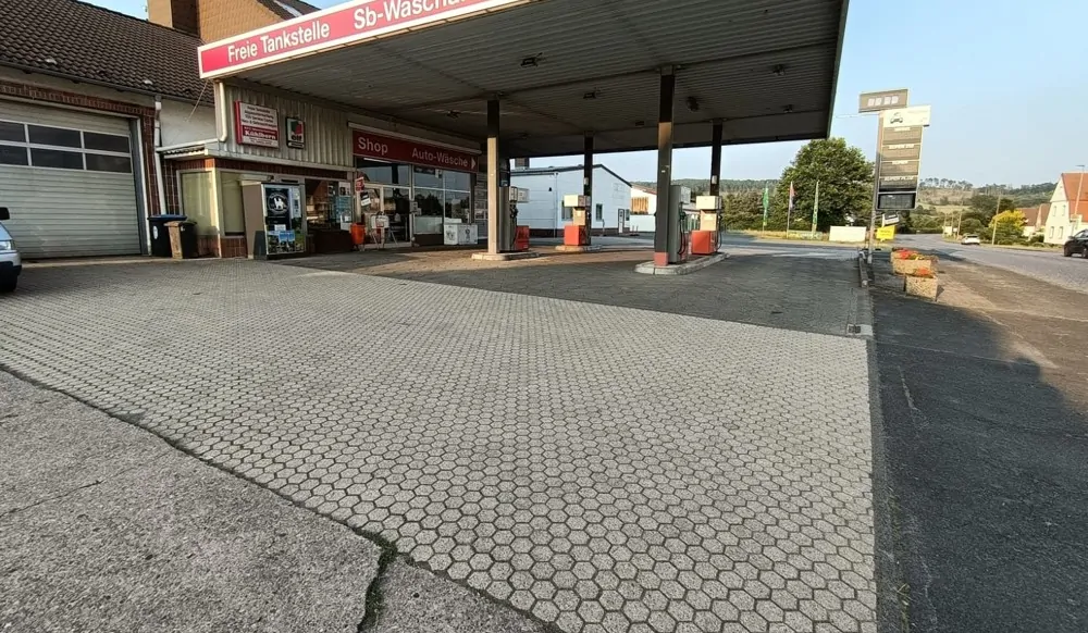Tankstelle-Außenansicht-links
