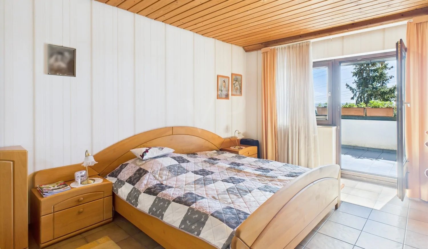 Schlafzimmer mit Loggia