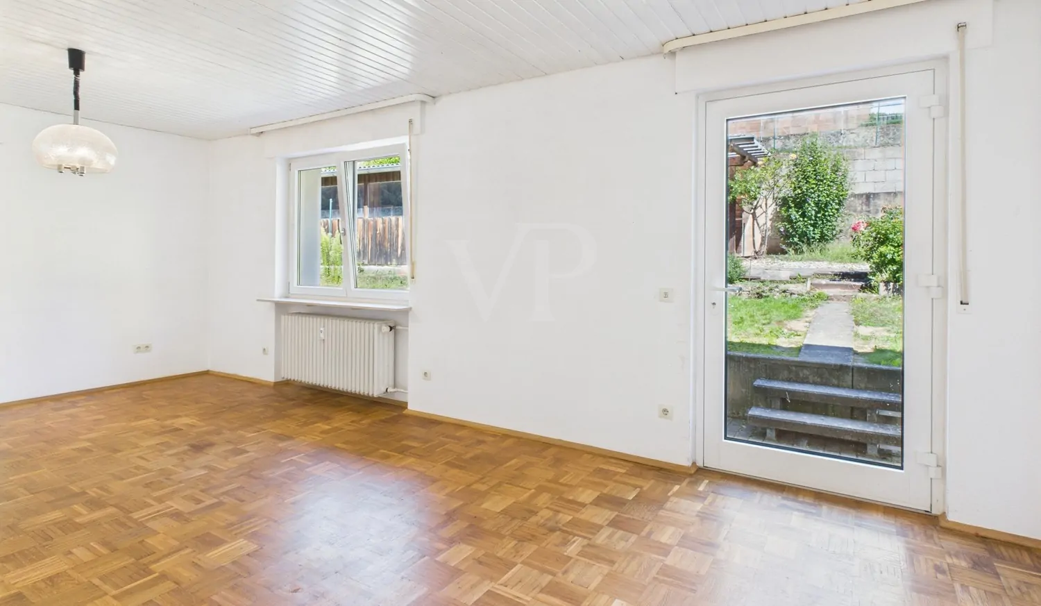 mit Ausgang zum Garten