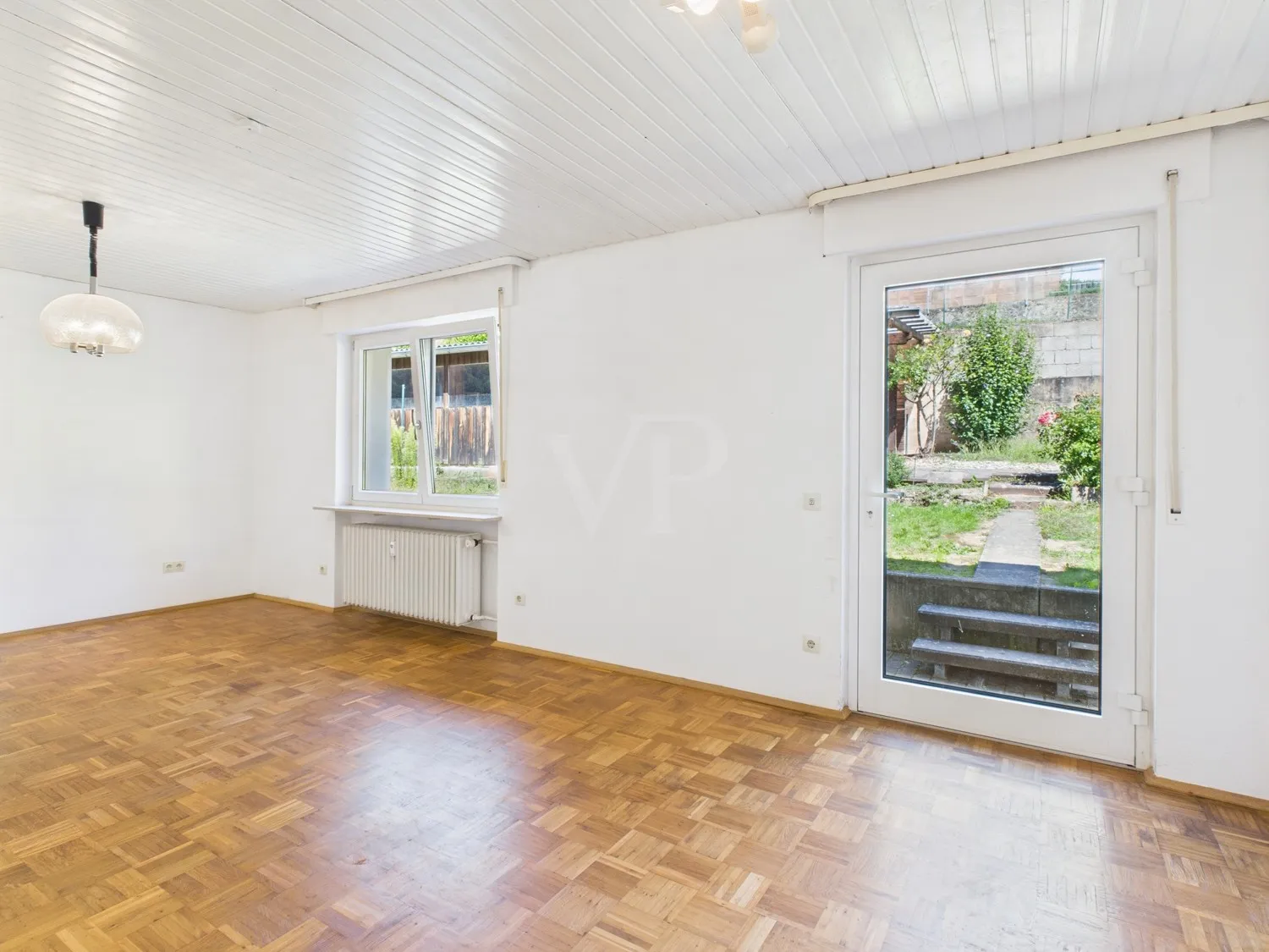 mit Ausgang zum Garten