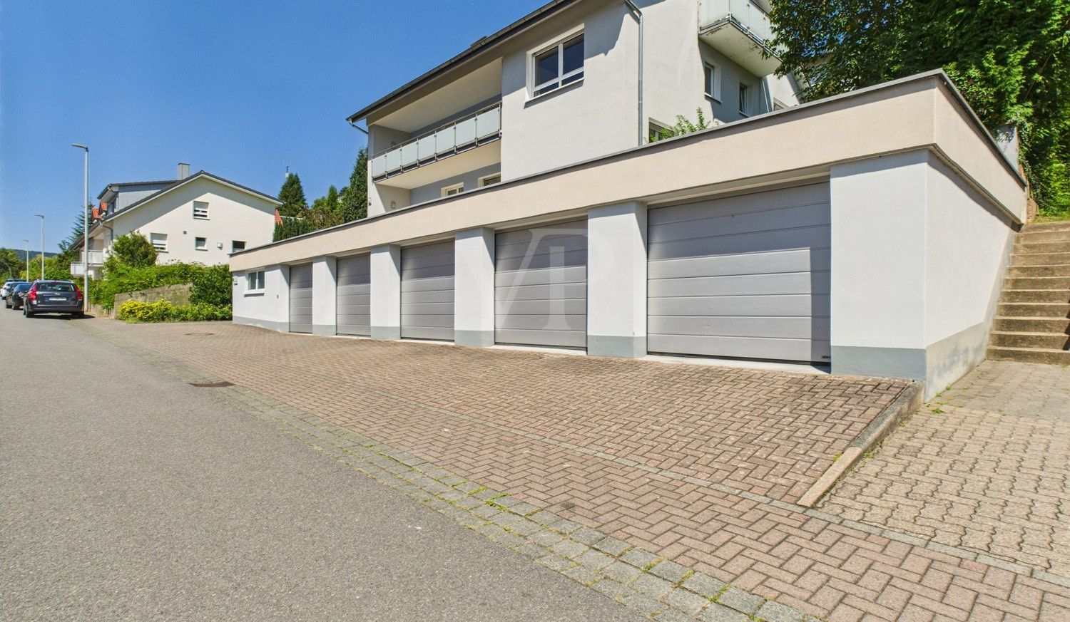 5 große Garagen