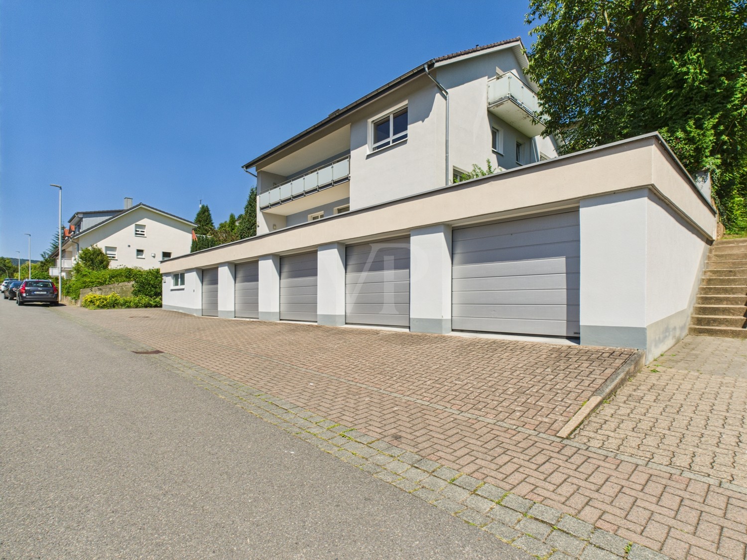 5 große Garagen