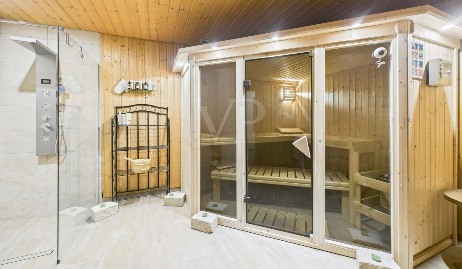 Sauna mit großzügiger Dusche