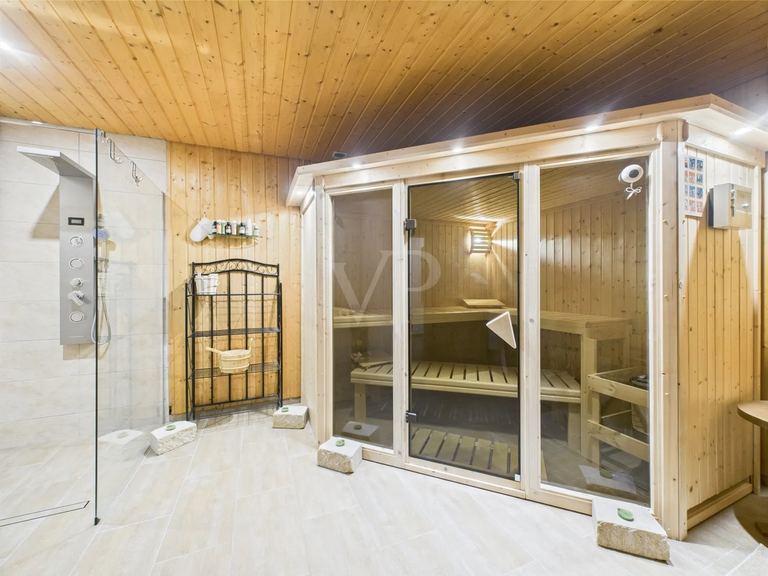 Sauna mit großzügiger Dusche