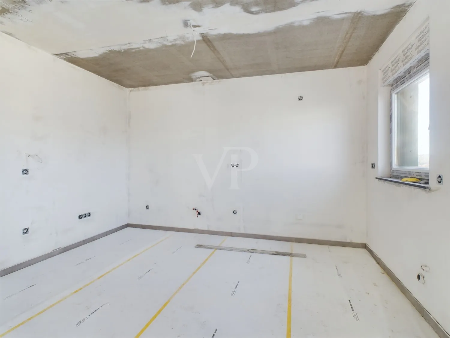 MODERN LIVING ABOVE THE ROOFS OF THE CITY