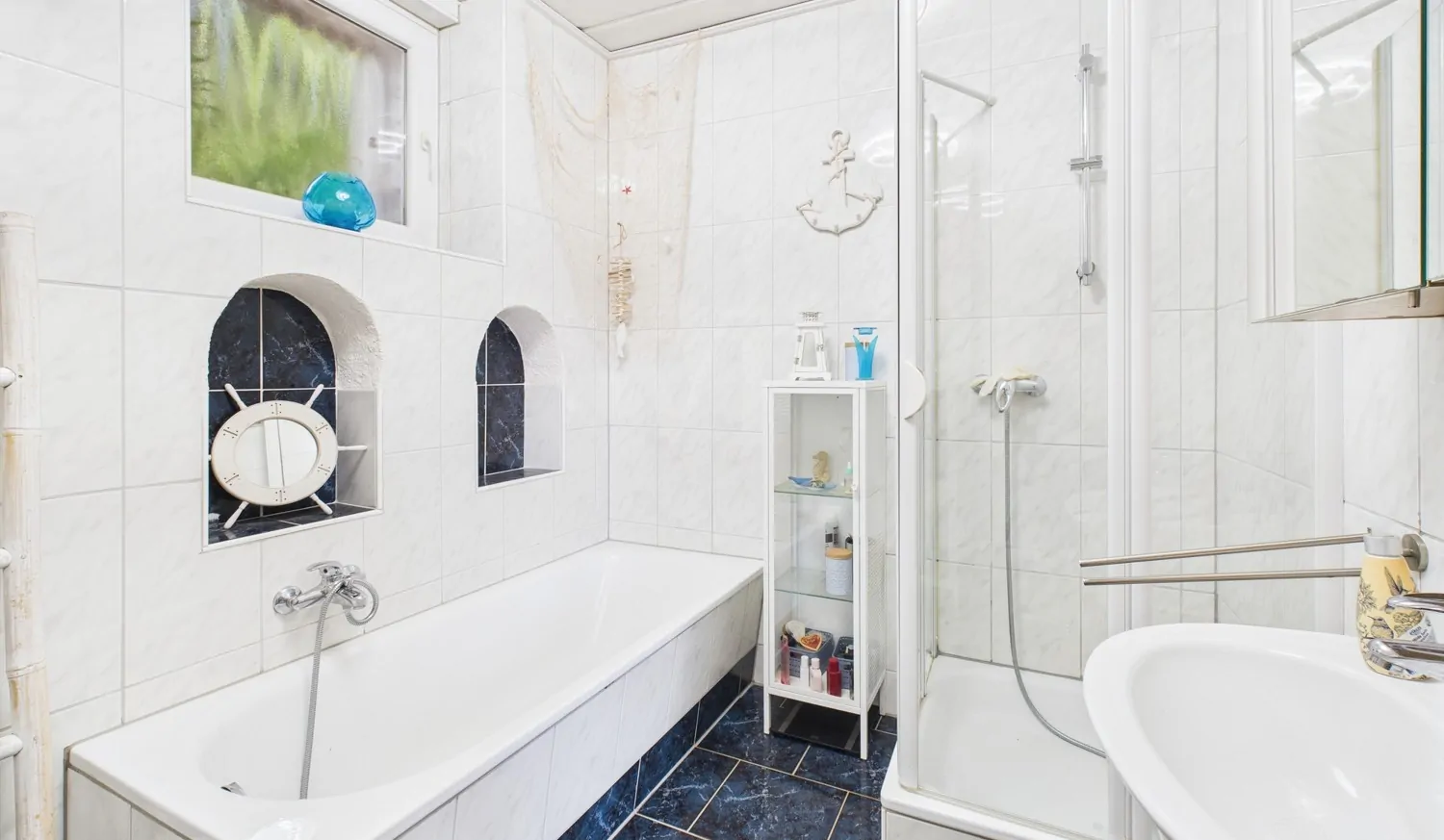 mit Wanne und Dusche