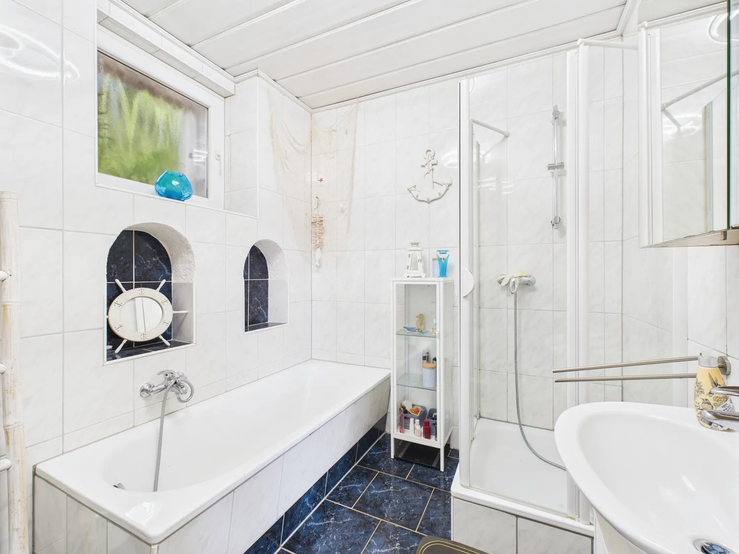 mit Wanne und Dusche