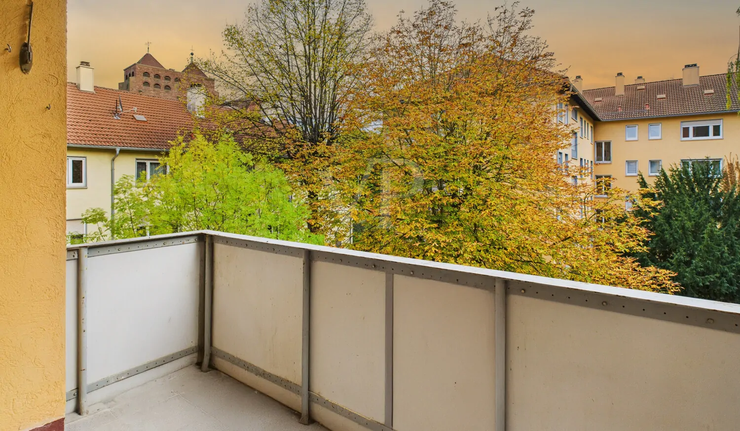 Süd-West-Balkon zum Hinterhof