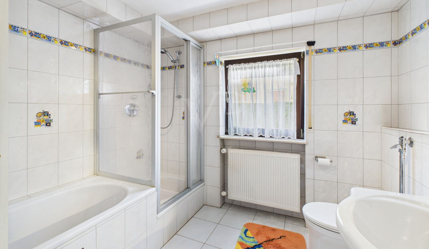 Badezimmer im Untergeschoss