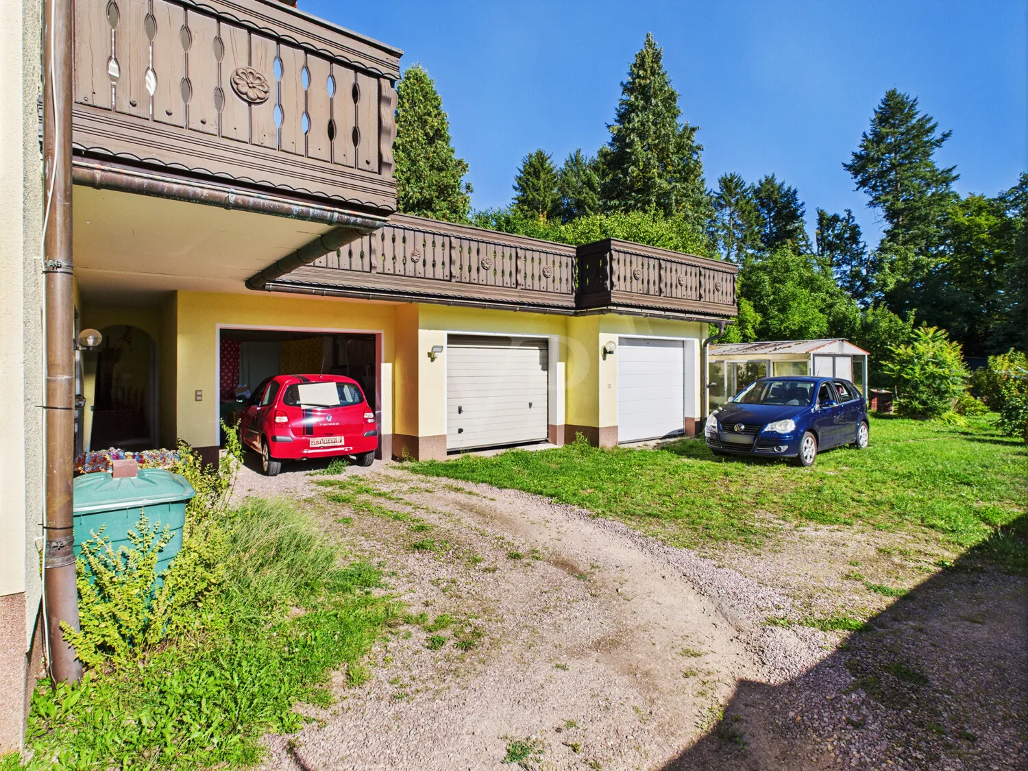 drei Garagen mit großzügigem Hof