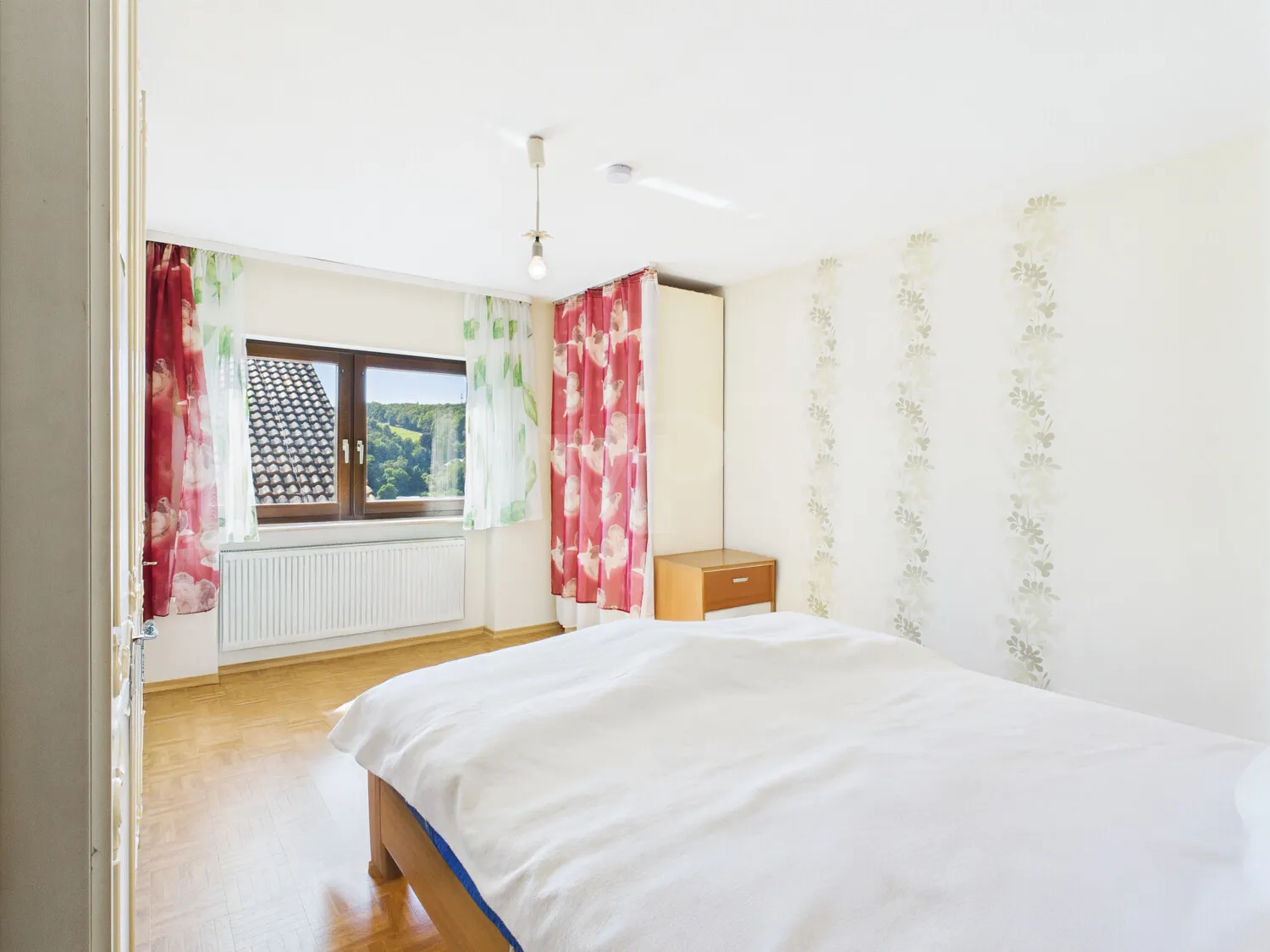 eines der Schlafzimmer und..