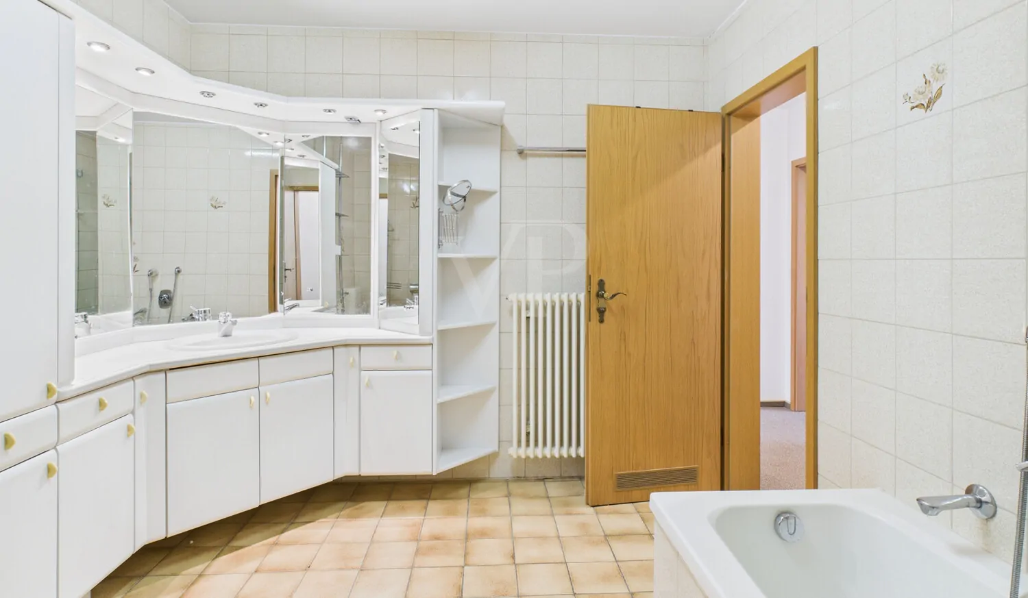 großzügiges Badezimmer mit Dusche