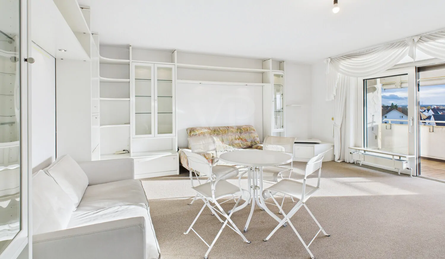 weitläufiges Wohnzimmer mit offener Raumwirkung