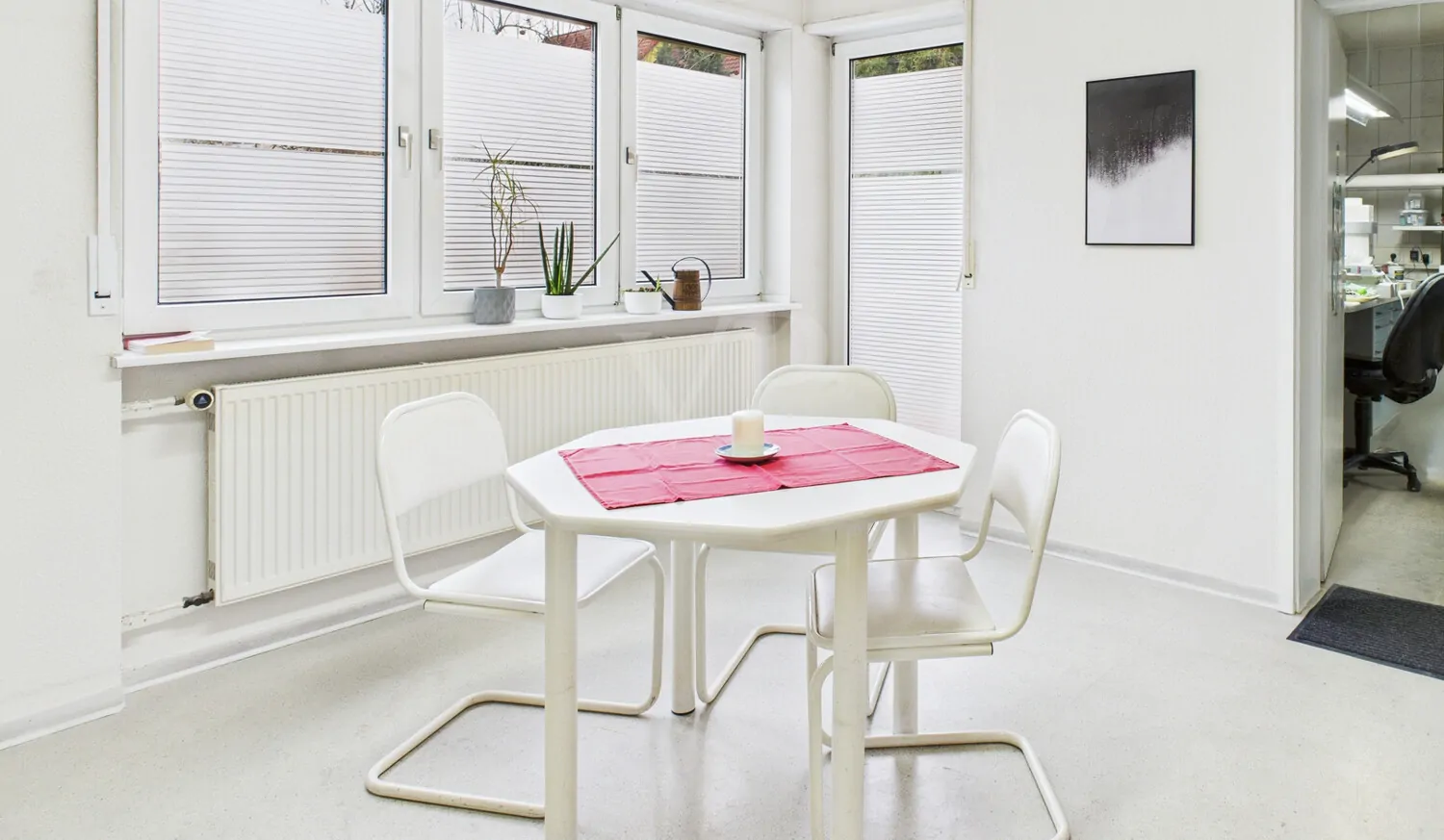 Aufenthaltsbereich mit Balkon