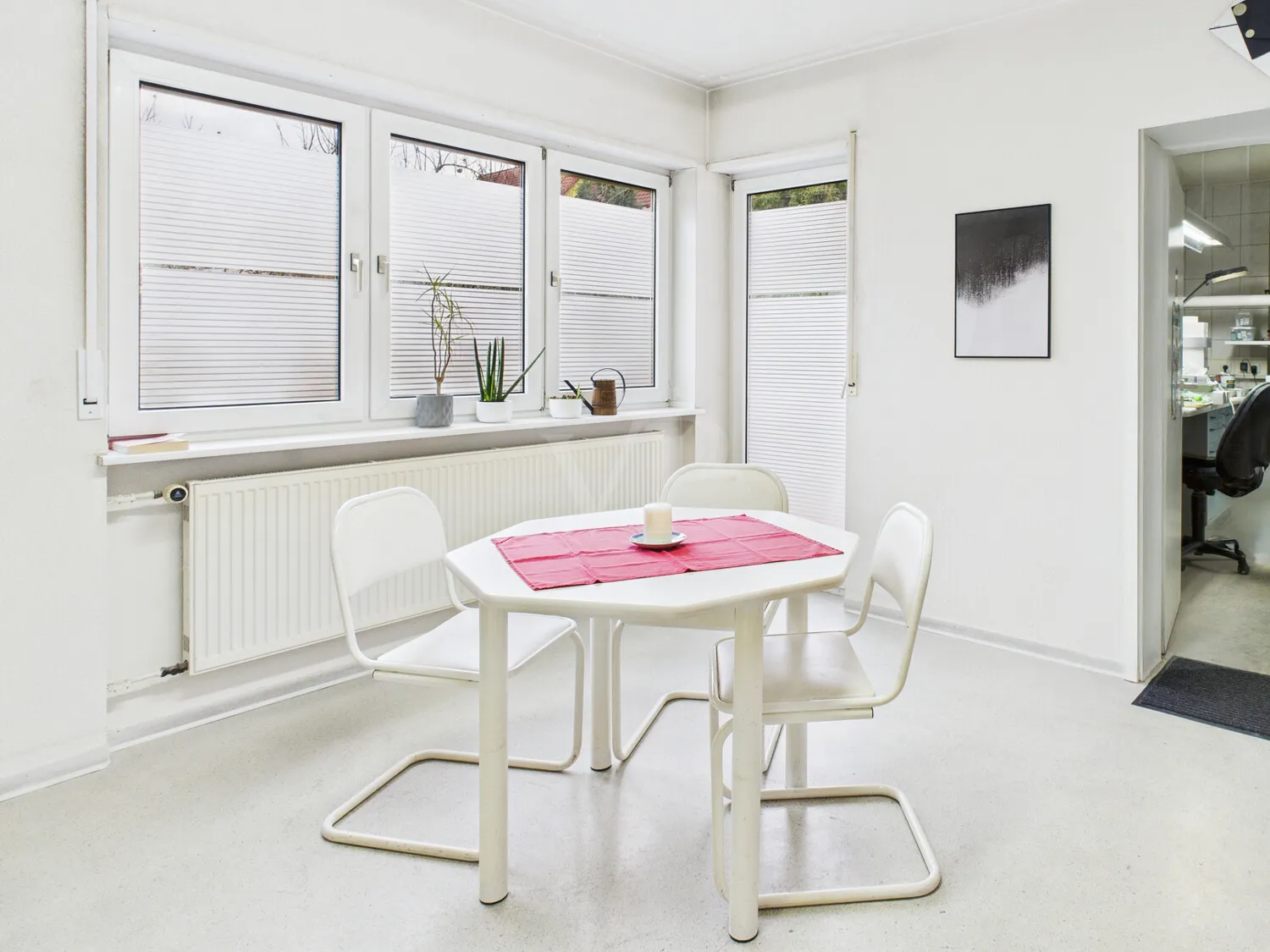 Aufenthaltsbereich mit Balkon