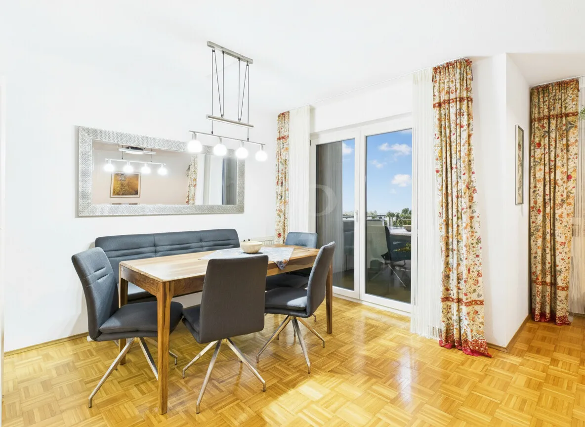 Essbereich mit Balkon