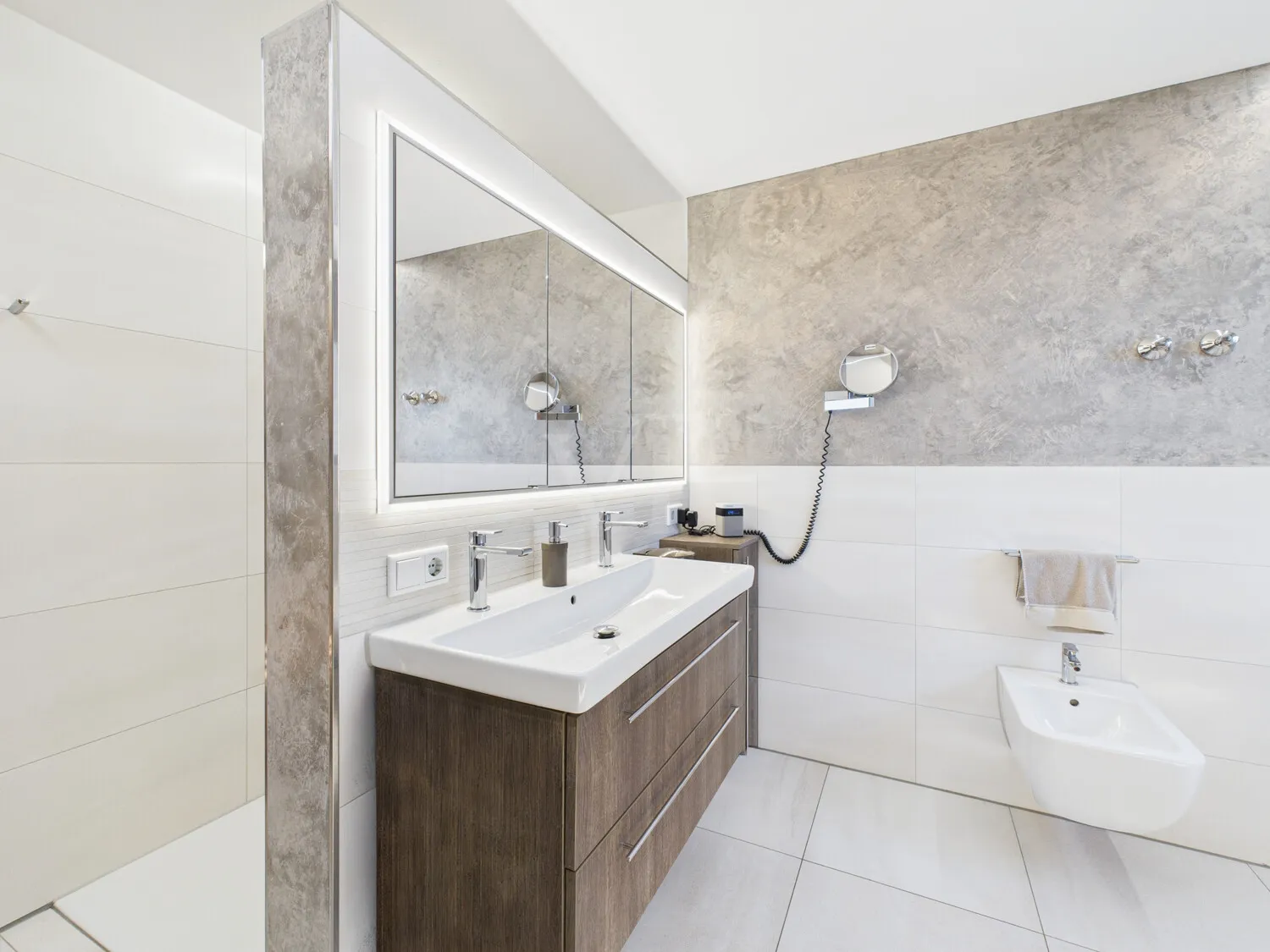 neuwertiges Badezimmer...