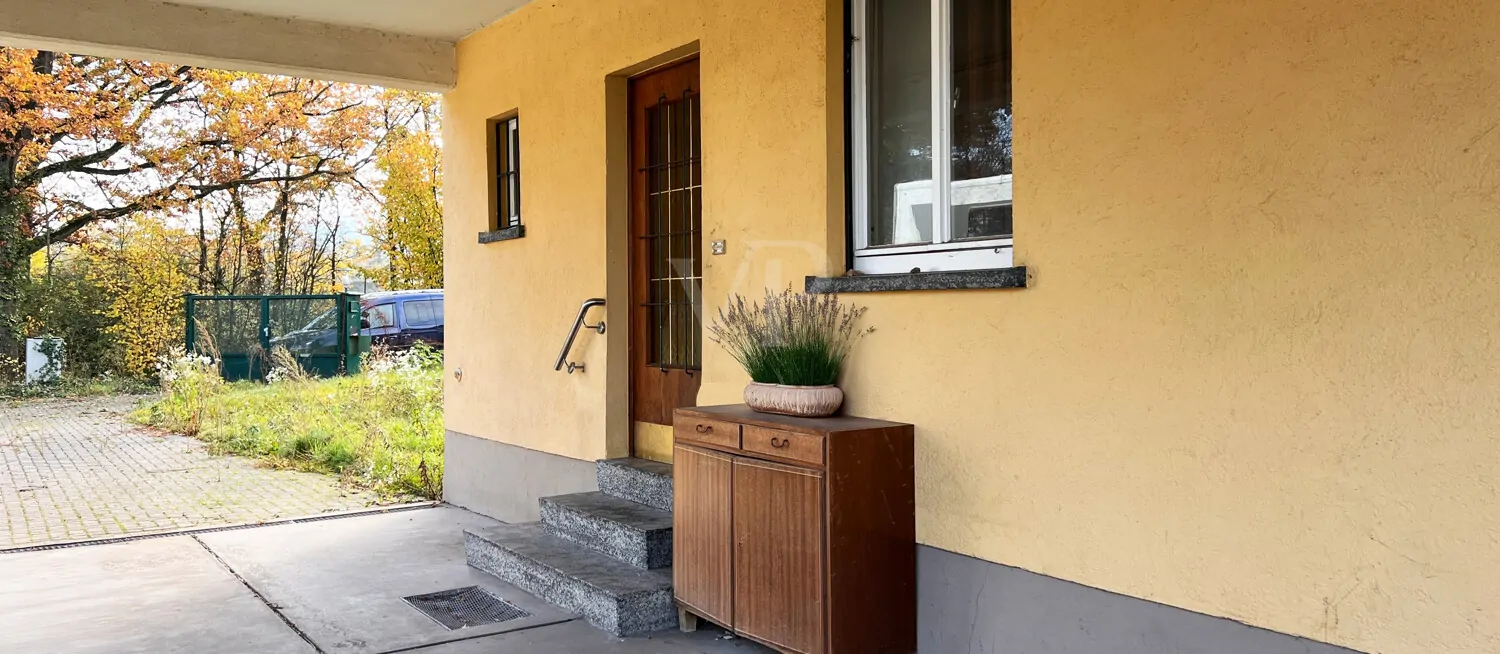 Hauseingang mit Carport