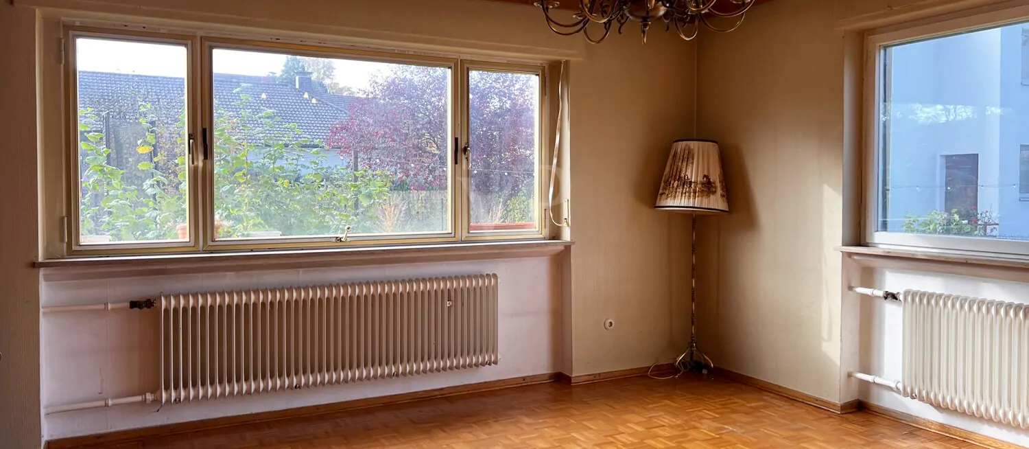 große Fensterfronten und klassisches Echtholzparkett