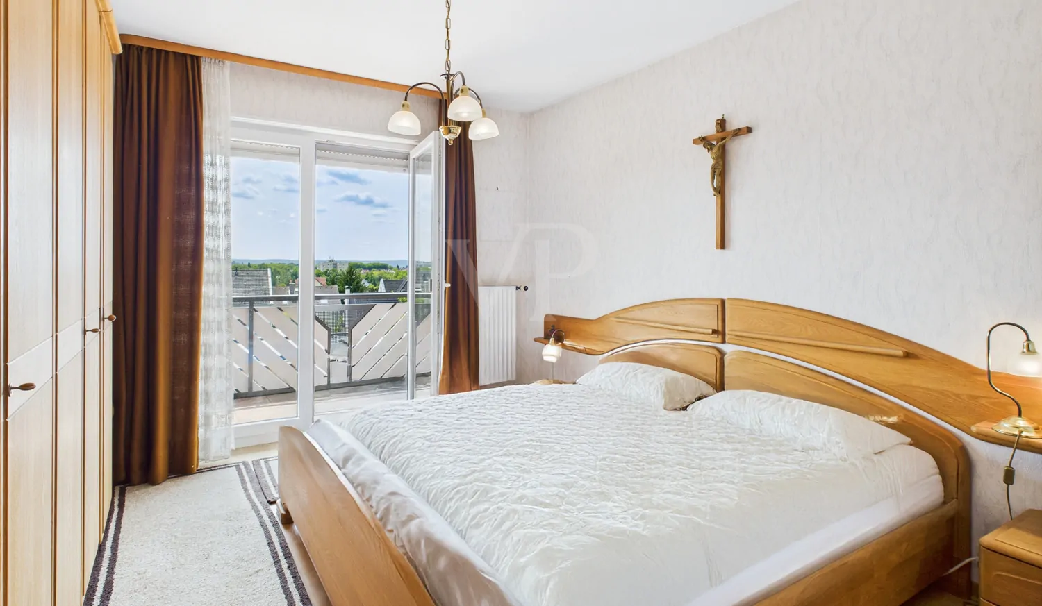 Schlafbereich mit Balkonzugang im Obergeschoss