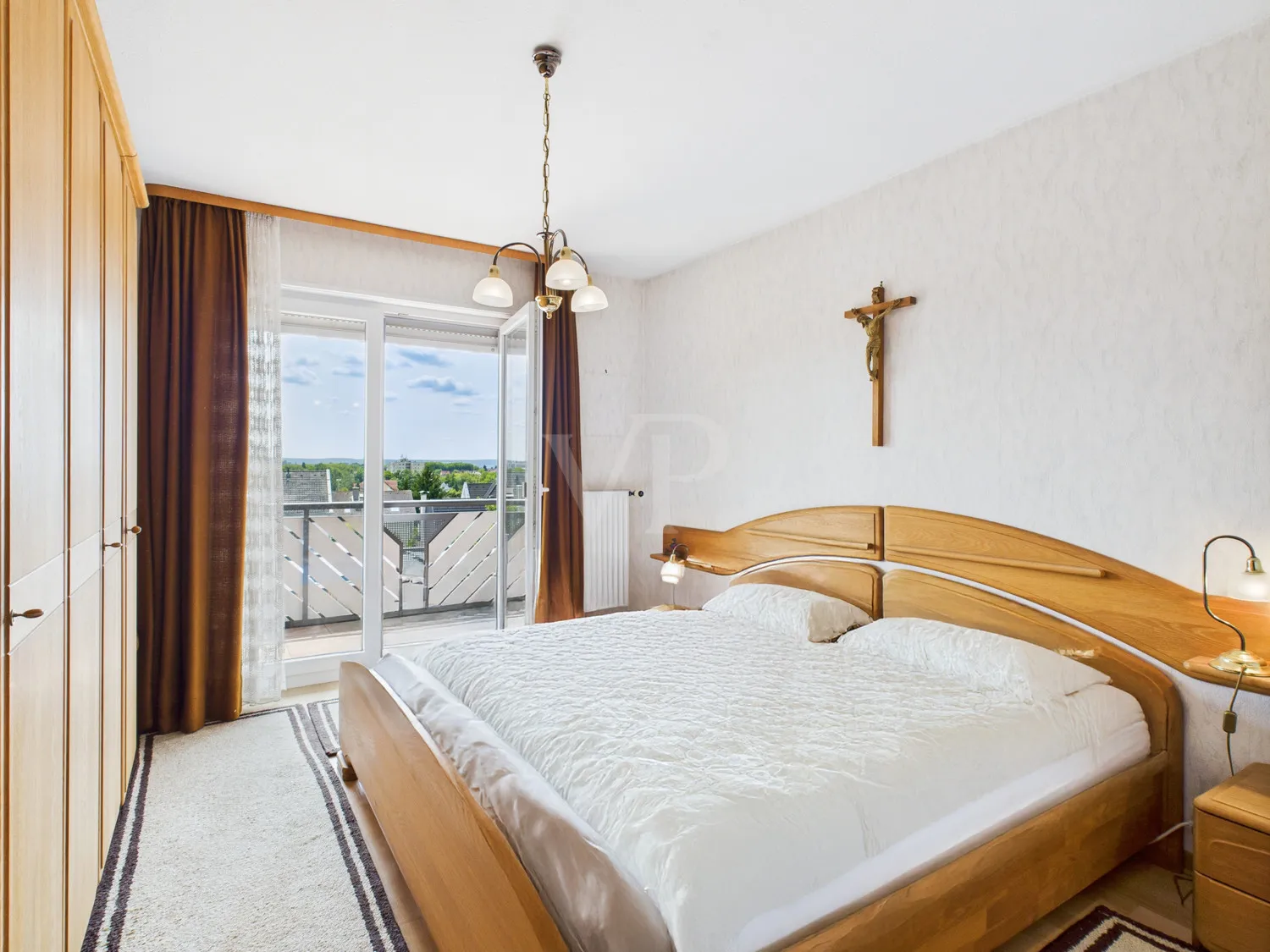 Schlafbereich mit Balkonzugang im Obergeschoss