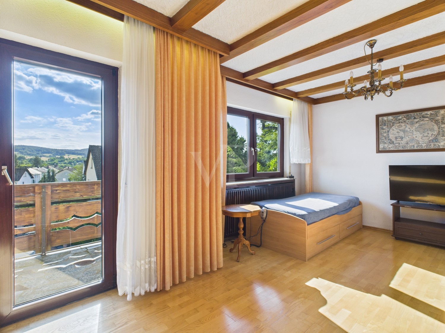 Wohnzimmer mit Balkon
