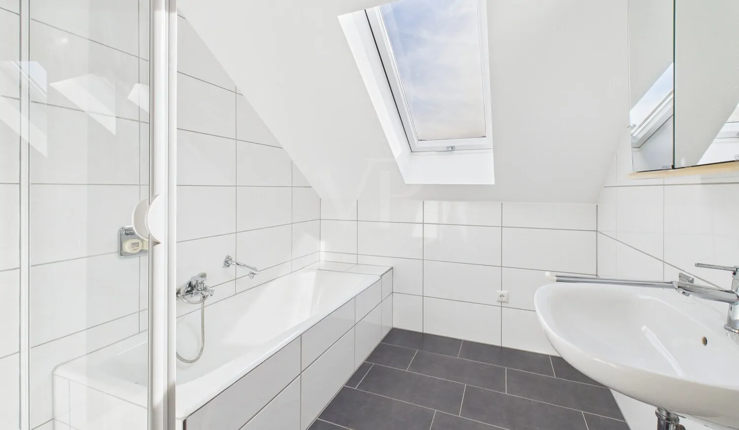 Tageslichtbad mit Wanne und Dusche