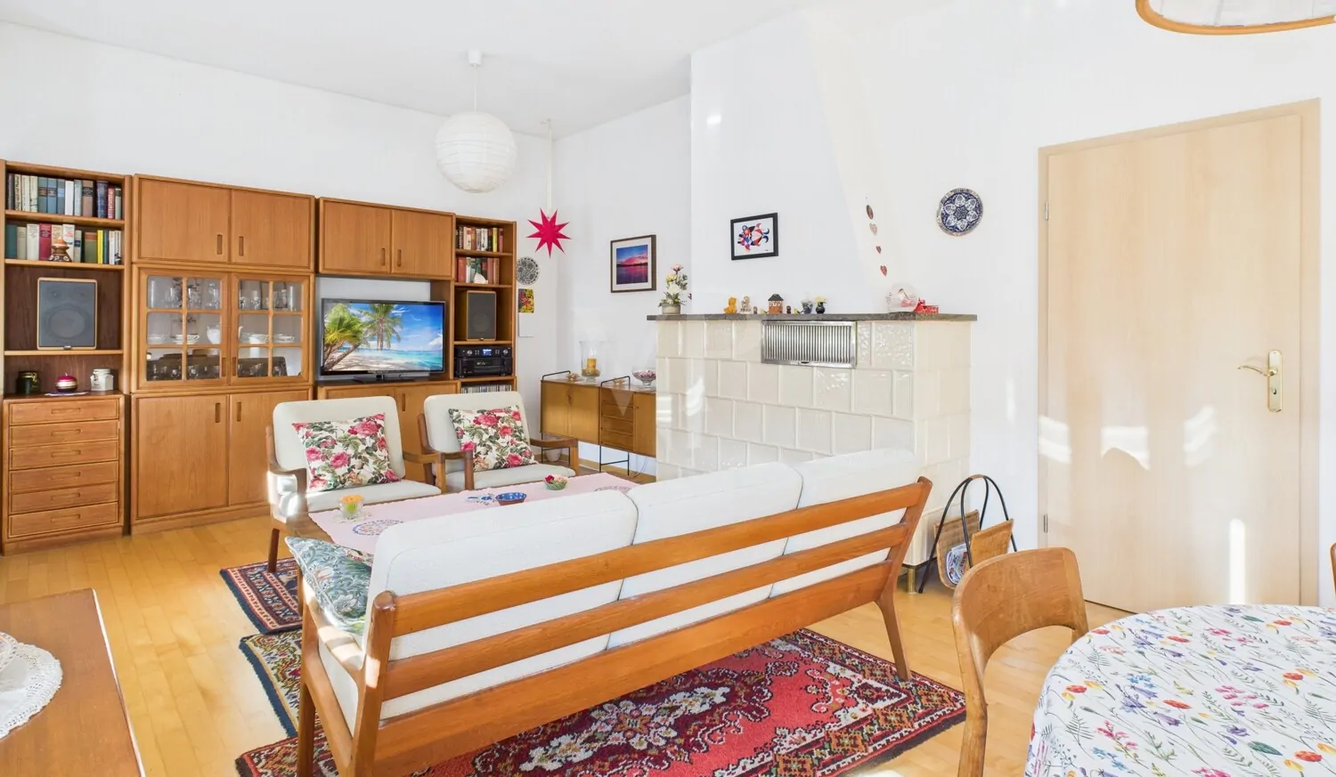 Wohnzimmer mit Kachelofen